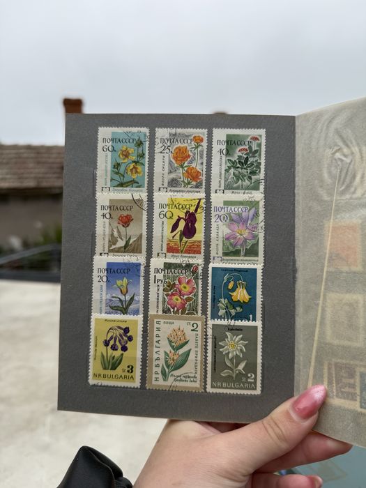 Малък класьор с различни пощенски марки