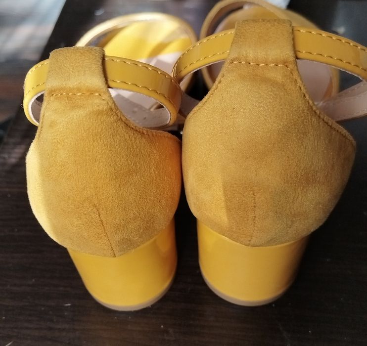 Vînd sandale elegante