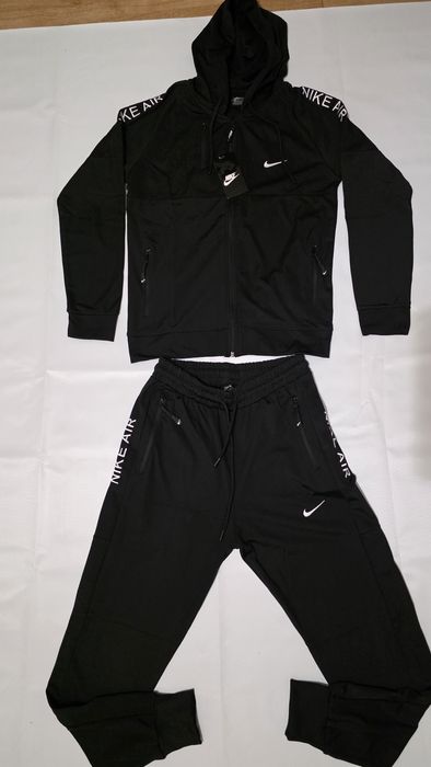 Vând trening Nike