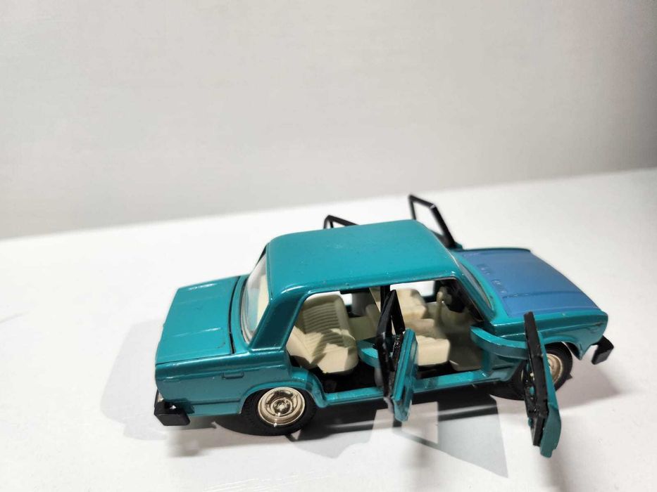 модель ВАЗ 2105   1 : 43  "Саратов"