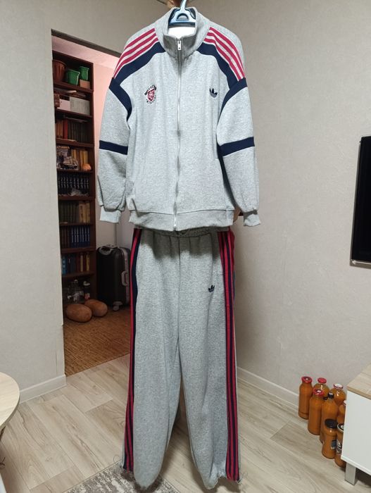 Продам спортивный костюм