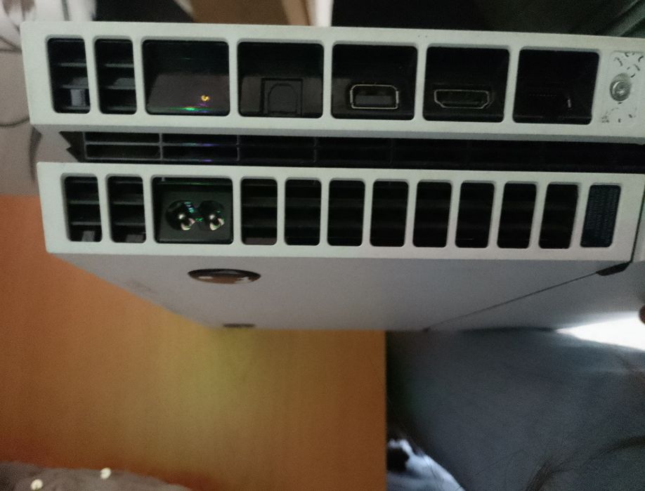 Продавам плеистейшън4