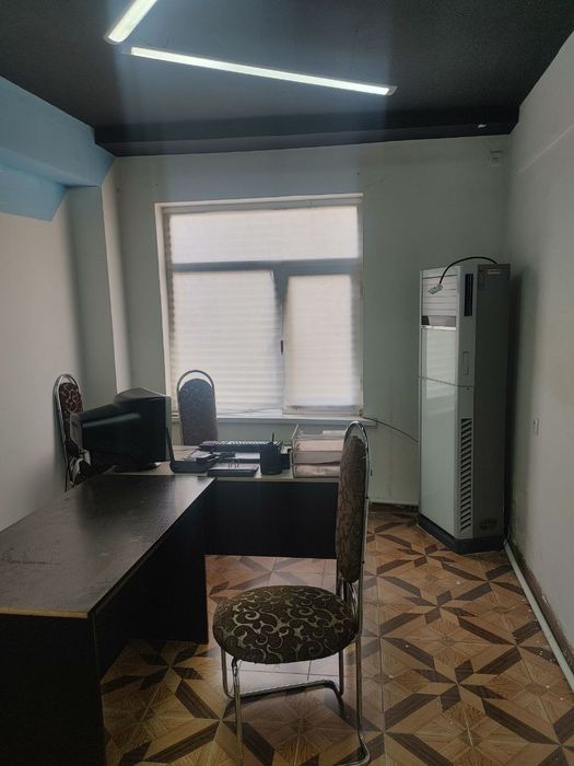 Юнусабад-4 квартал Шохсарой сдаётся офис с мебелью 18м2 .220 у е