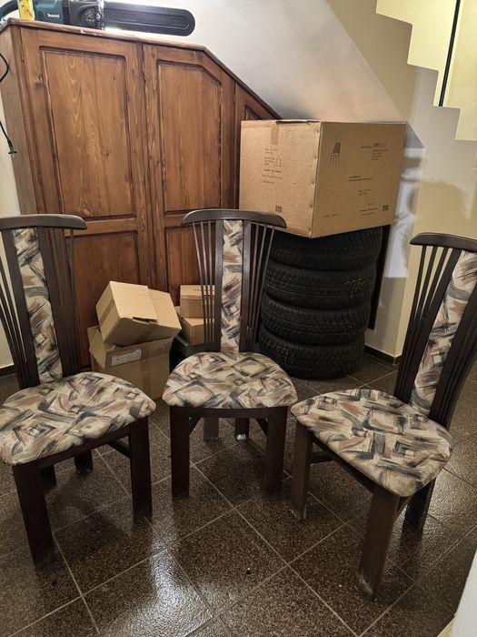 Шест броя  трапезни стола