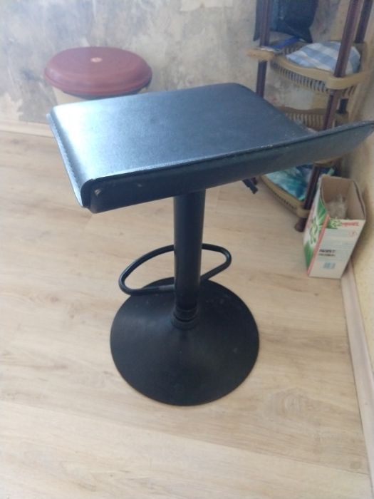 Продавам фризьорски стол,телескопичен