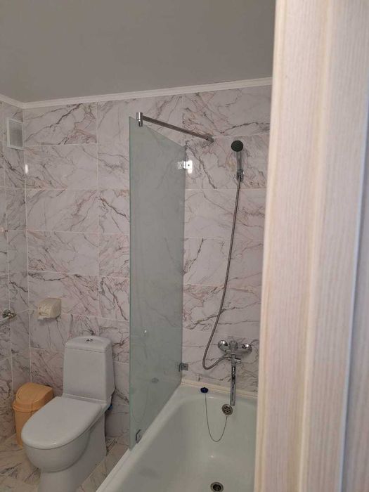 Стеклянная перегородка на ванну