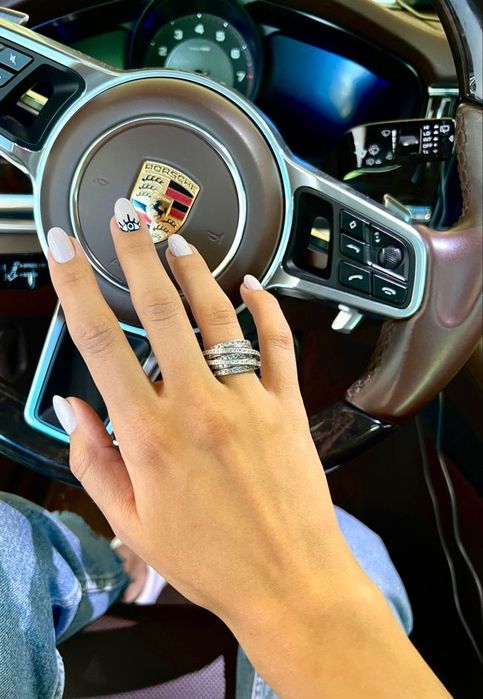 Машина с персональным водителем.