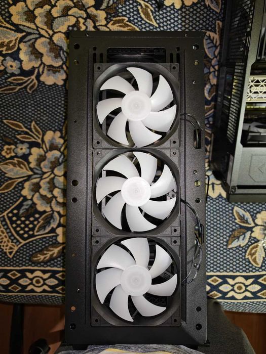 Vând carcasă Deepcool CC560 MESH V2 BLACK