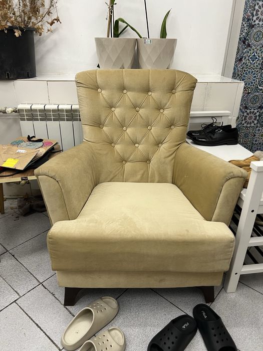 кресла белые и желтые тяжелые