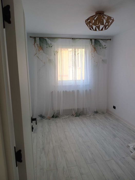 Vând apartament 4 camere