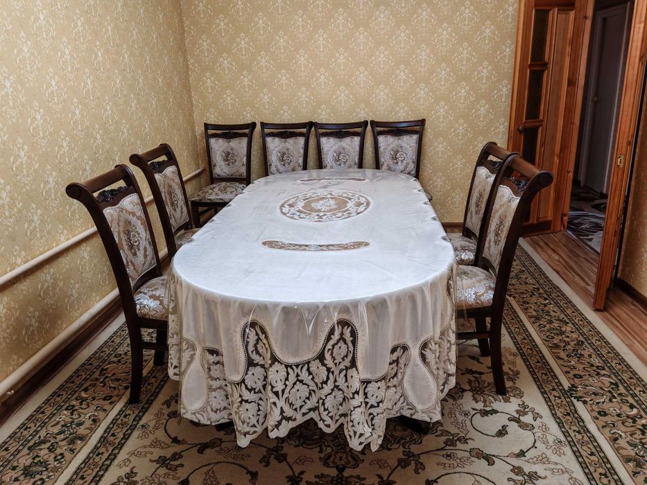 Срочно продам стол и 8 стулчиков  почти новым состояние