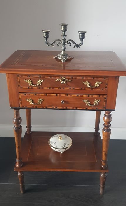 Comodină/Măsuță veche din lemn masiv cu intarsii