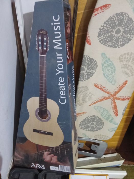 Продаю аккустическую гитару