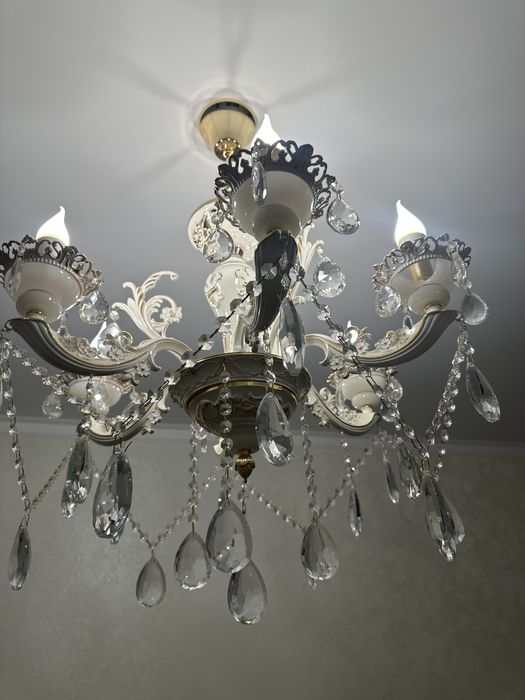 Продам люстру с 6 лампами