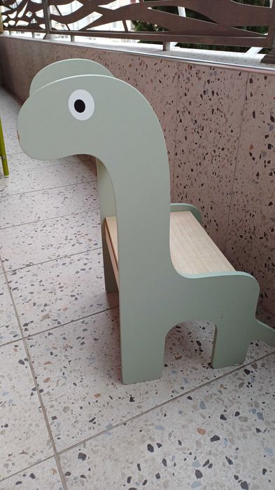 Детско столче динозавър.