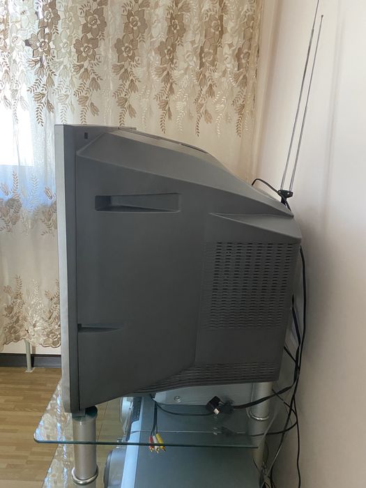 Телевизор Panasonic и тумба под телевизор