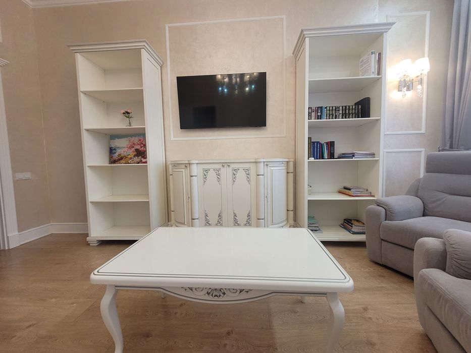 Комод,стелаж,столик для гостиной