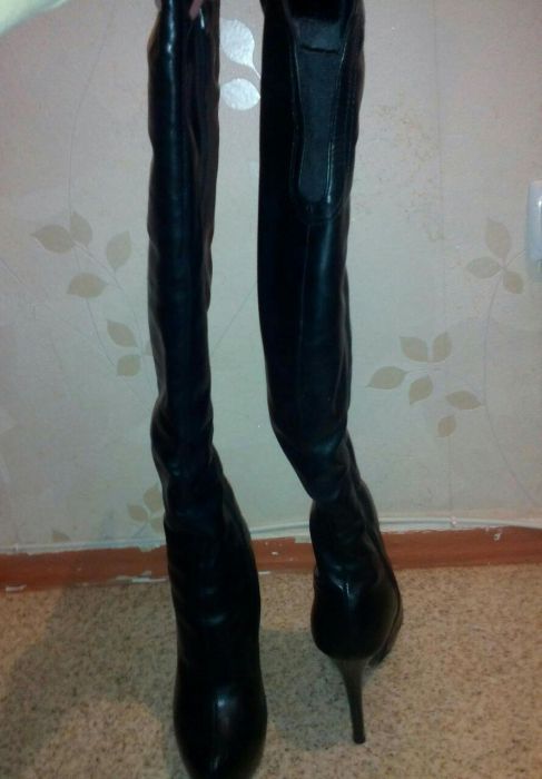 Кожаные сапоги.в подарок туфли