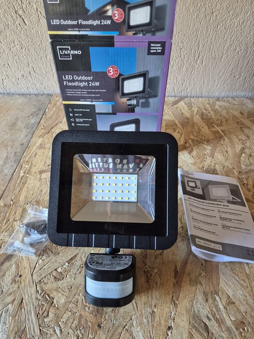 Reflector led cu senzor de exterior
