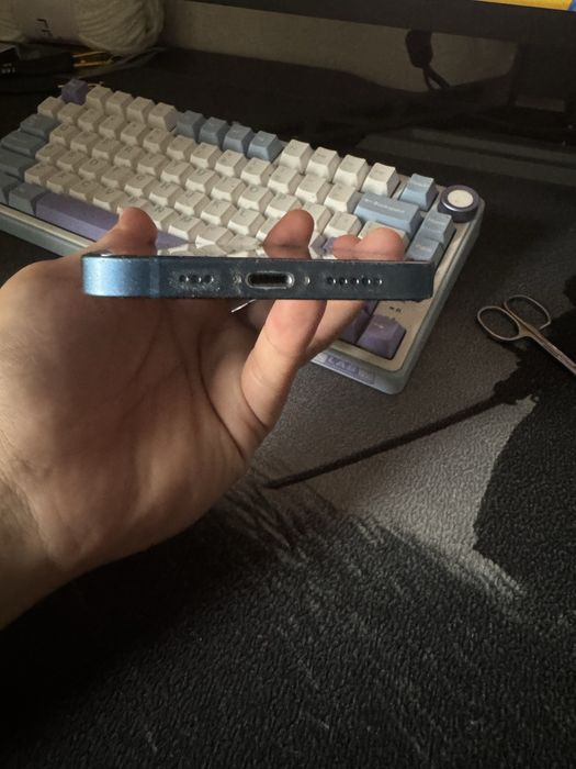 Продам iPhone 13 128 ГБ, синий.
