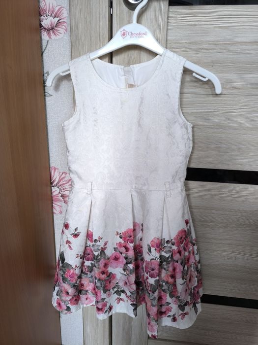 Нарядные платья на девочку 5-6 лет