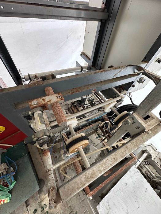 Пакетираща машина неработеща липсва й контолер и някои дребни части, за да заработи