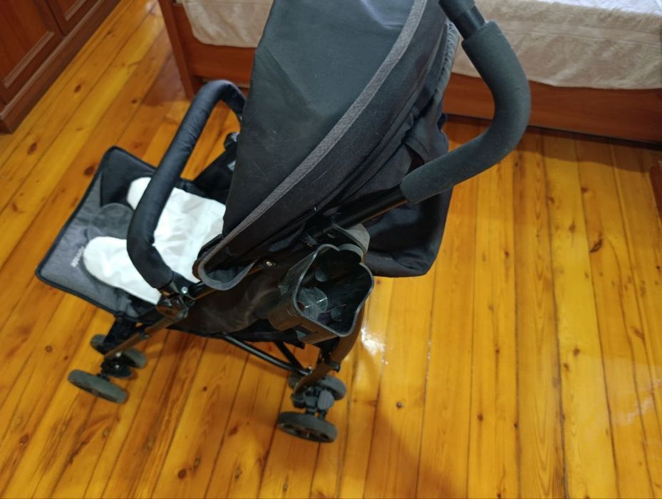 Коляска черного цвета
