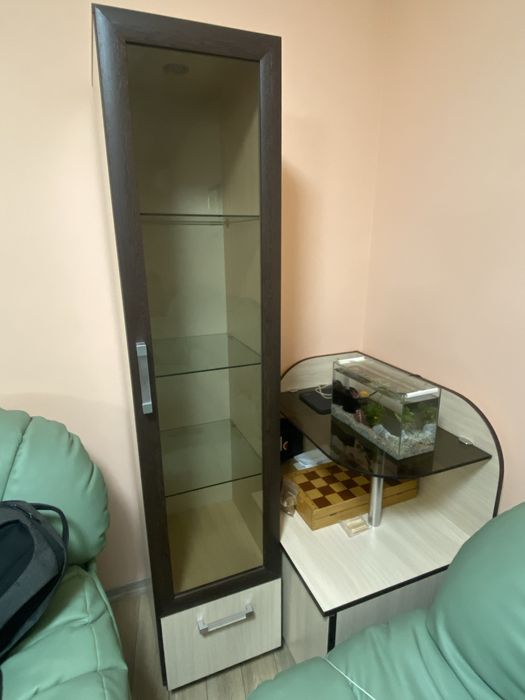 Тв шкаф със стъкнена витрина