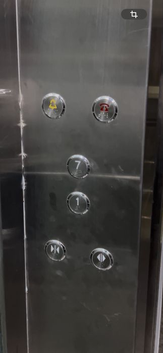 Навои шахардан 3 хоналик  квартира сотилади  7 этаж. 137 квадрат метр