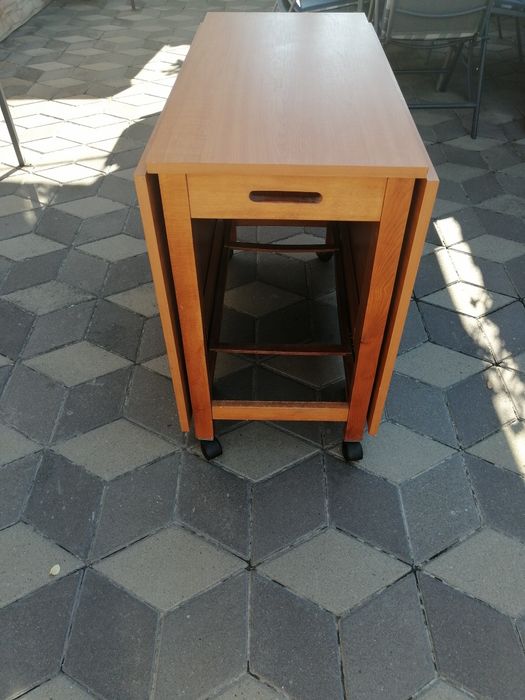 Masa bucătărie extensibila în stare buna  8 persoane