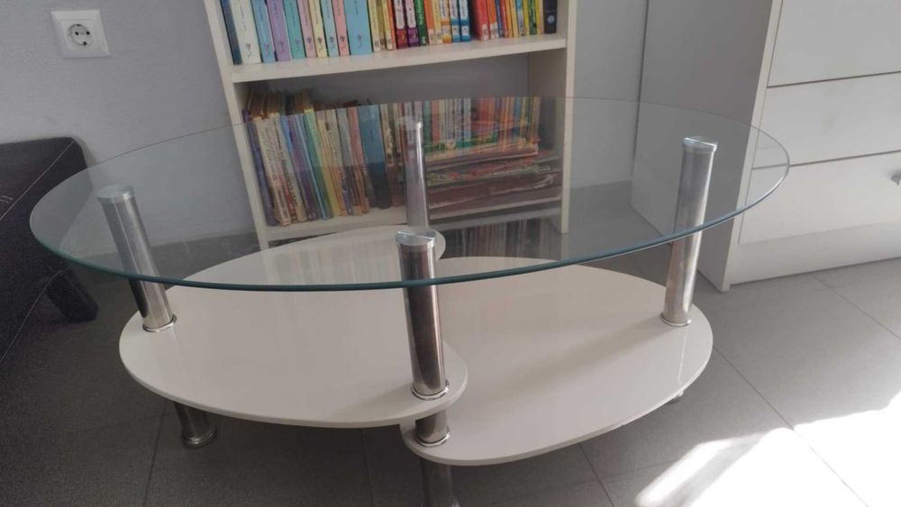 Овална масичка със стъклен плот