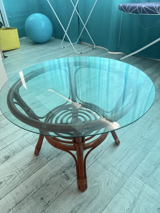 Стол из ротанга d-70 см