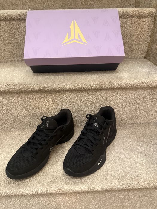 adidasi nike ja 2 swarovski.  originali , noi cu cutie , marimea 42