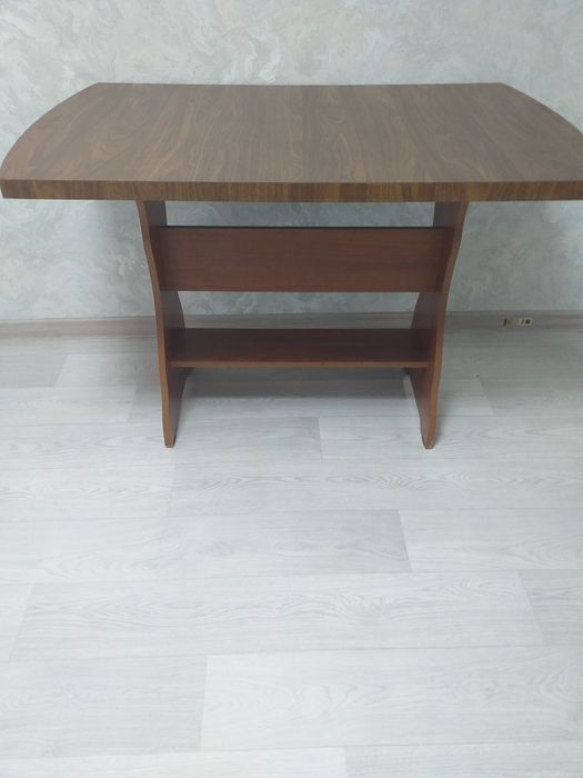 Продаётся стол .