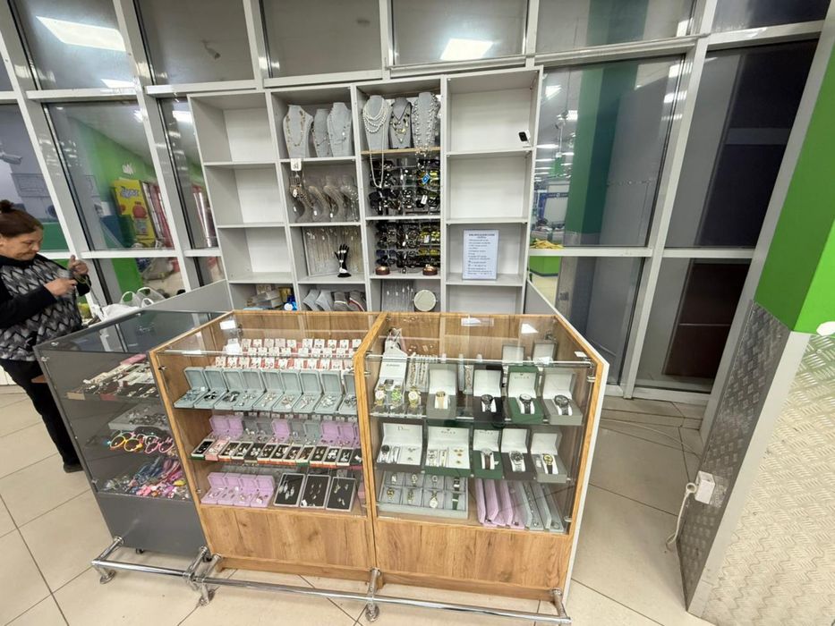 Продам  две витрины в отличном состоянии