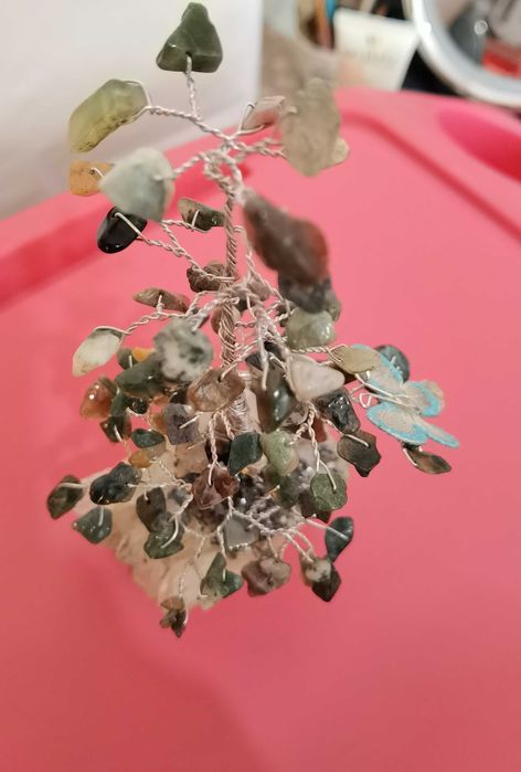 Дръвче от камъчета ахати и постамент кристал