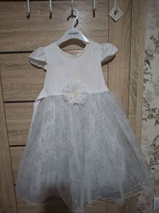 Платье детское белого цвета.