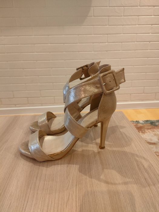 Босоножки на каблуке