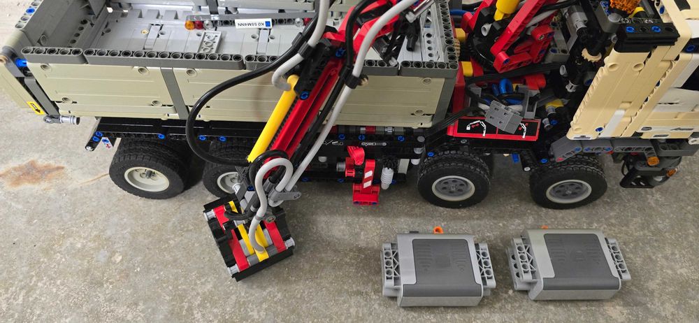 Lego Mercedes-Benz Arocs + lighting kit + 2 battery box 42043 2в1