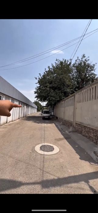 Chorsu kiyim bozori bilan 5 metr masofada sklad yashash uchun joy bor