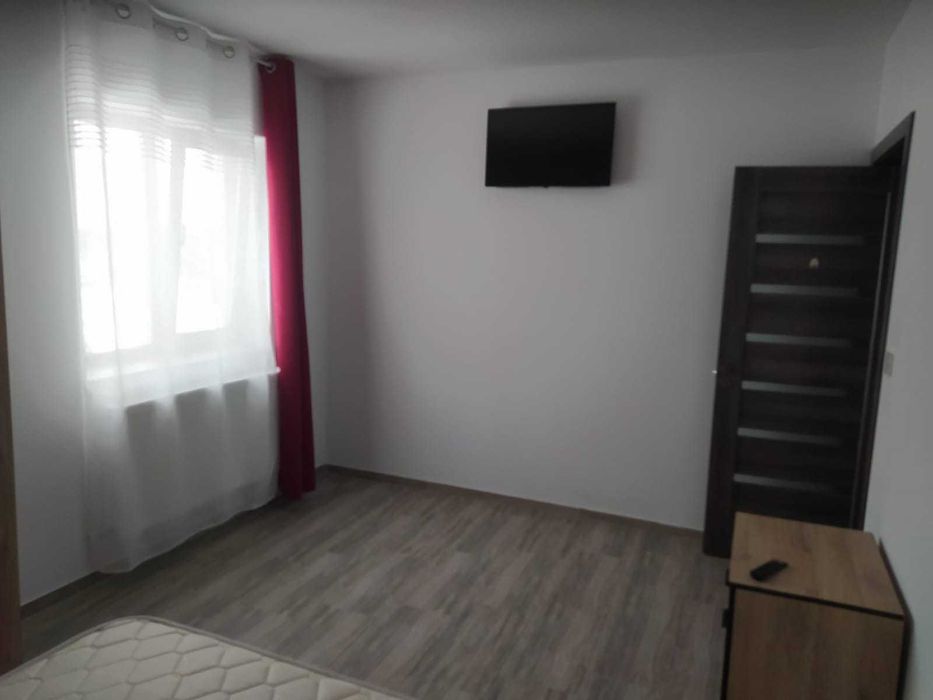Ofer spre închiriere apartament cu trei camere Târgu Neamț