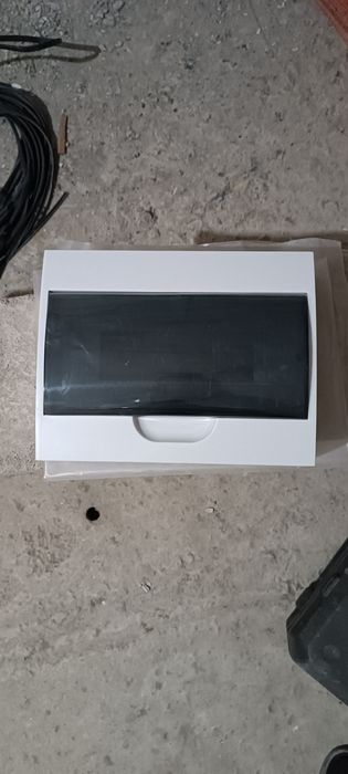 Распределительный щит на 12 модулей.