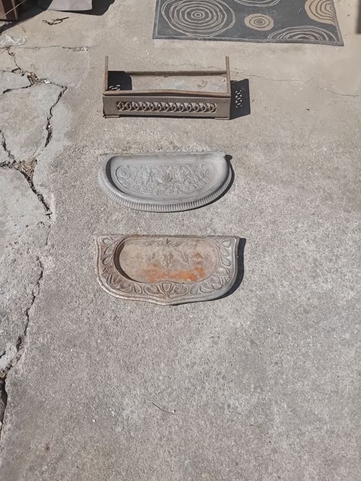 Vînd tavă din fontă ptr cenușă!