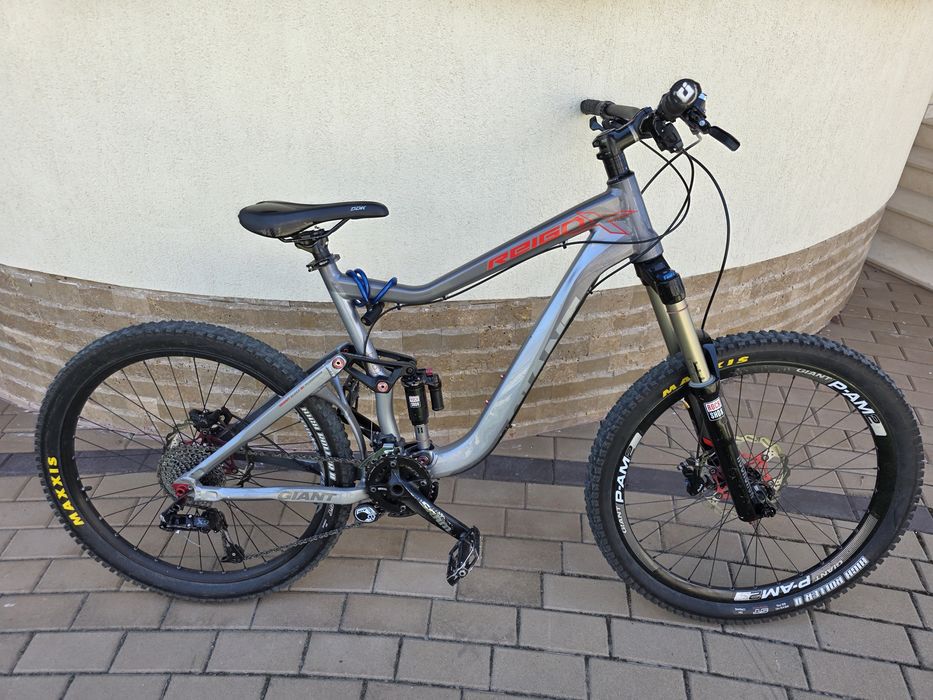 Bicicleta full suspension Giant X1