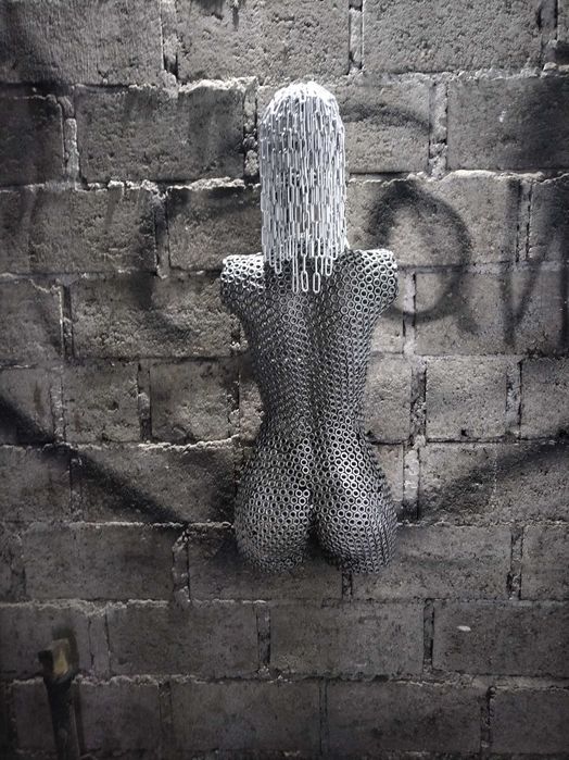 Скульптура из гаек (девушка)