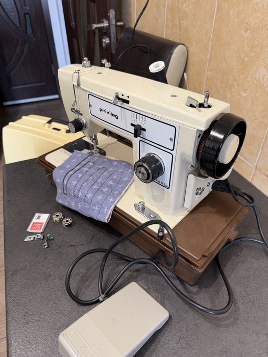 Masina de cusut festonat si butoniere Privileg din metal