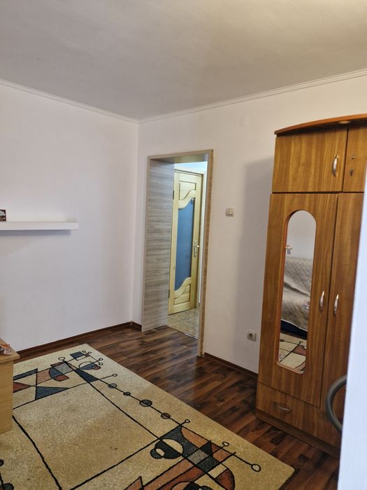 Inchiriez apartament 1300lei