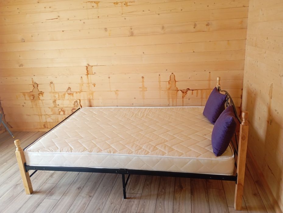 Vând pat matrimonial cu cadru metalic și lemn,dim 160/200 cu  saltea