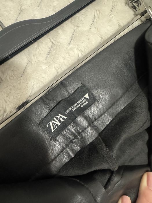 Pantaloni imitatie de piele Zara