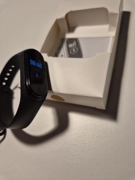 M4- fitness tracker si smartwatch Nou